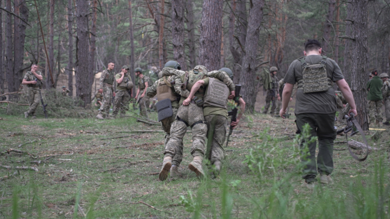 Боевики «Азова»* открыли огонь по подразделениям ВСУ в Черниговской области