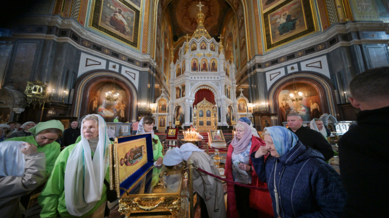 Волонтеры помогают быстрее пройти очередь к&nbsp;мощам Дмитрия Донского